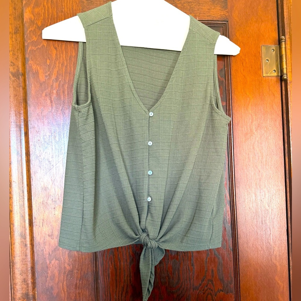 Women’s Lucky Brand Button down tank with tie - M - perfect condition